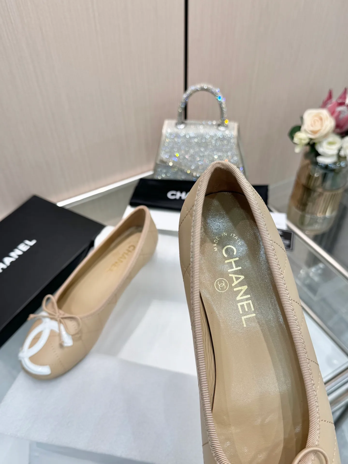 👟👟Ex-factory price 500👟👟 | ²⁰²5 𝐬𝐬 🤍🤎𝐂𝐇𝐀𝐍𝐄𝐋Chanel 26A catwalk style handmade Mary Jane women's shoes. Ballet shoes are so amazing, the bow pattern is so cute! Even if I don’t wear flat shoes, I can’t resist the temptation! The second recommended pair of Chanel logo women's shoes has great texture and is versatile. It is made of lambskin and has an original two-color outsole. Size: 35-40 (41 can be customized and cannot be returned or exchanged)